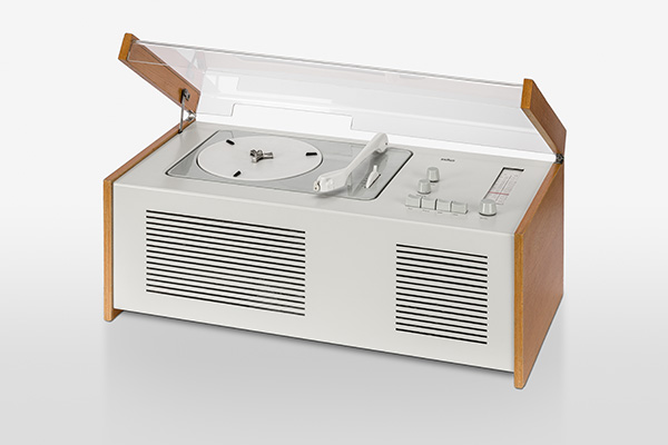 SK 4 mono radio-phono combination with 3-speed turntable for FM and medium-wave reception, Design Dieter Rams / Hans Gugelot, 1956 © Braun/P&G
