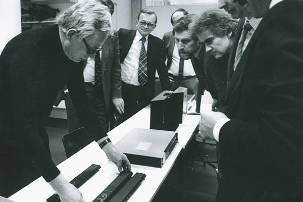 Dieter Rams im Gespräch mit dem Braun Marketinteam für Hi-Fi Geräte um 1978
 © Abisag Tüllmann