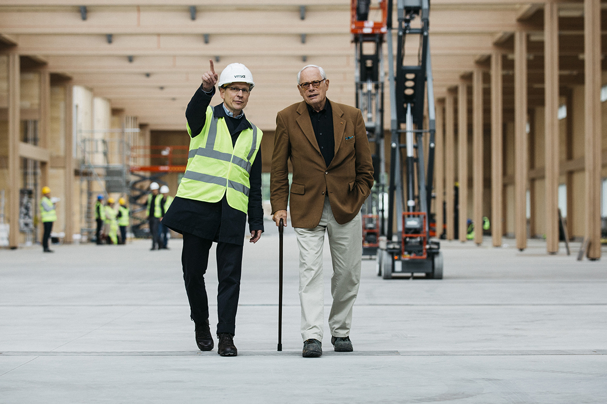 Mark Adams und Dieter Rams auf der Baustelle der Fabrik in Royal Leamington Spa Photo: Greg Funnel 2017&nbsp;©&nbsp;Vitsœ