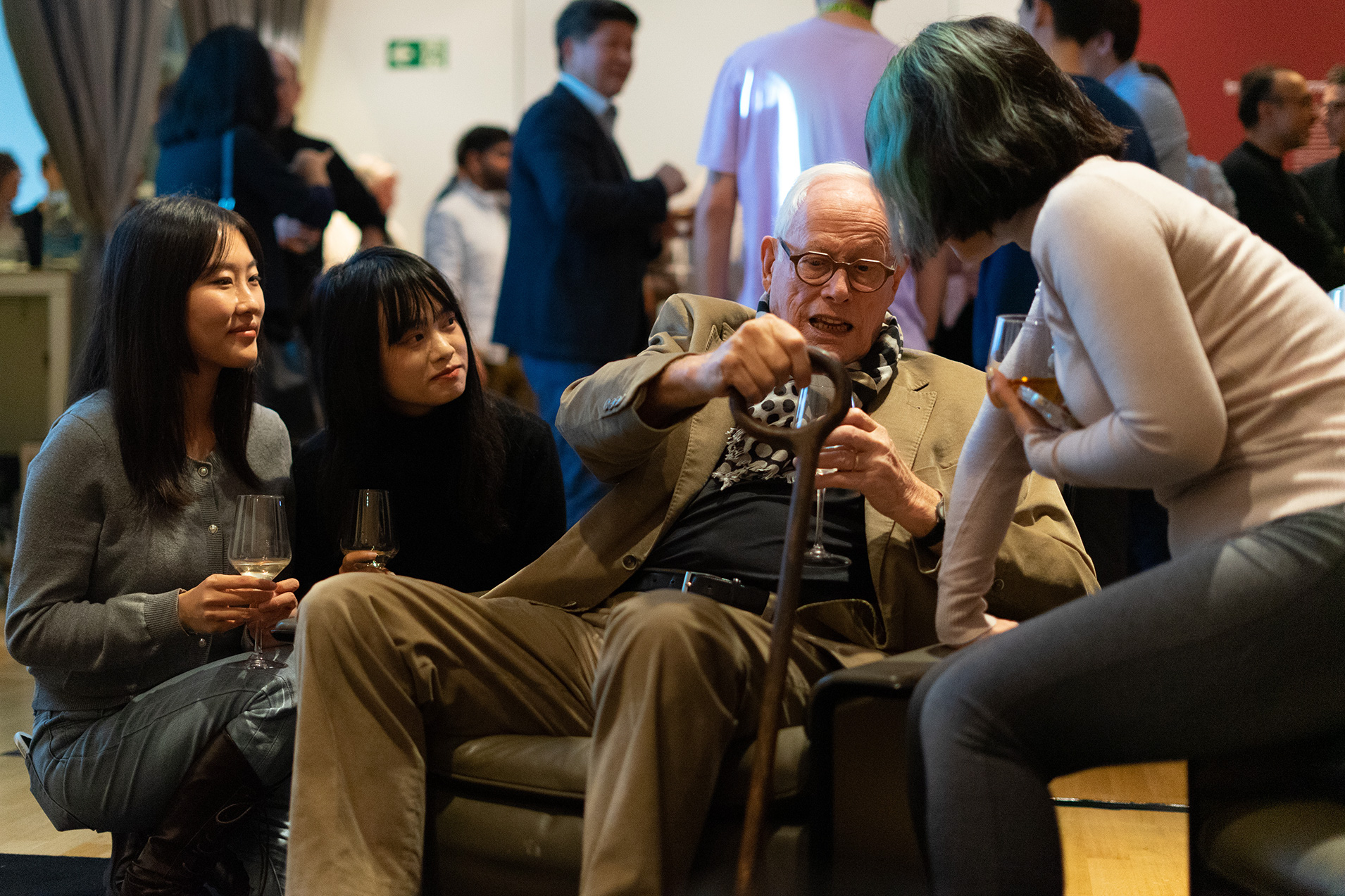 Dieter Rams im im Gespräch mit Studenten bei einer Veranstaltung des Rams Forums in 2024