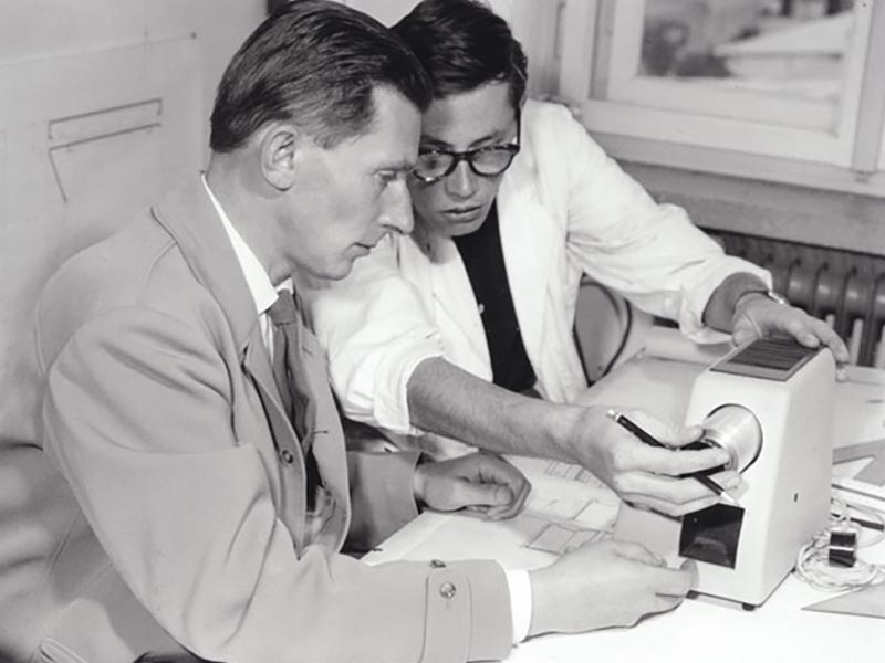 Dieter Rams und Dr. Fritz Eichler mit dem Modell für den automatischen Diaprojektor PA 1, 1956 
                                                              © Braun/P&G