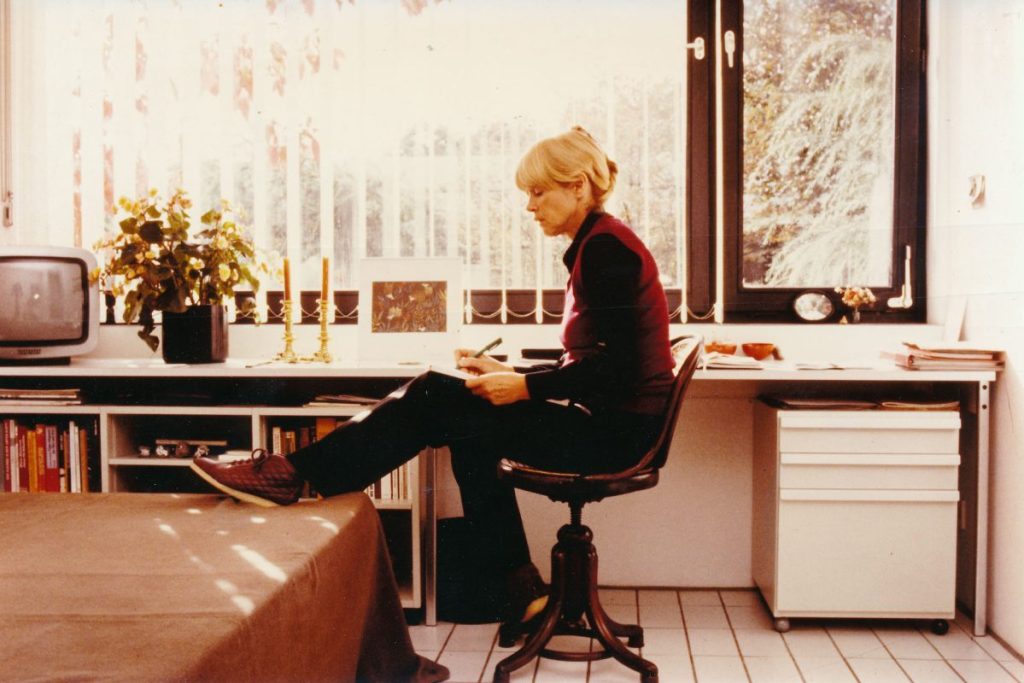 Ingeborg Rams at the residence in Kronberg, 1975 Photo: Marlene Schnelle-Schneyder © rams foundation