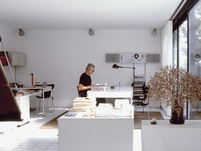 Dieter Rams in seinem Studio daheim, Kronberg, 1975Foto: Marlene Schnelle-Schneyder © rams foundation