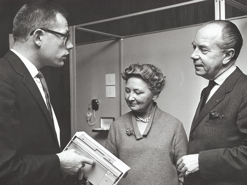 Dieter Rams trifft den schwedischen Designer Sigvard Bernadotte und eine Journalistin während eines Vortrags in Kopenhagen, ca 1960.