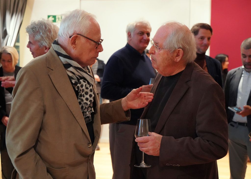 Dieter Rams im Gespräch mit seinem langjährigen Mitarbeiter Dietrich Lubs    © Stefanie Becker
