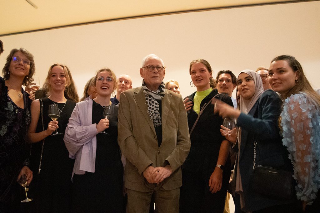 Gruppenfoto mit Dieter Rams und Studenten