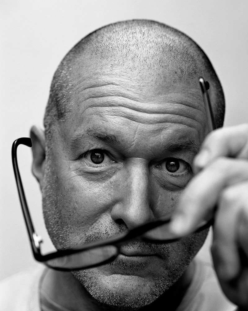 Jonathan Ive zieht Brille ab Portrait