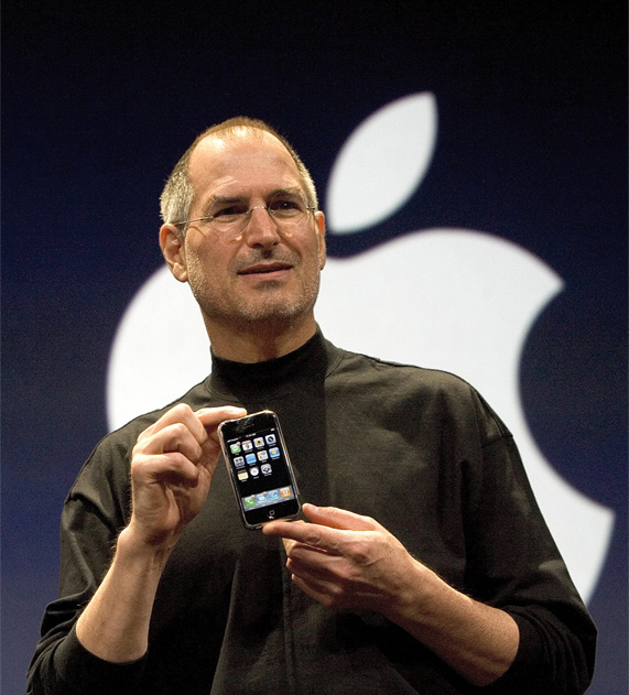 Steve Jobs mit iPhone Portrait vor Apple Logo