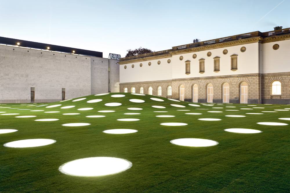 Statt das historische Städelmuseum mit einem sichtbaren Baukörper zu erweitern, entschieden sich schneider+schumacher dafür die neuen unterirdisch anzulegen.