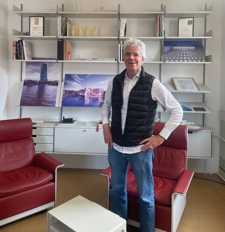 Der Architekt Till Schneider im Frankfurter Hauptsitz von schneider+schumacher