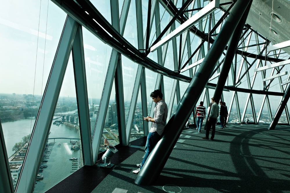 Blick vom Inneren des Westhafen Towers auf den Main.