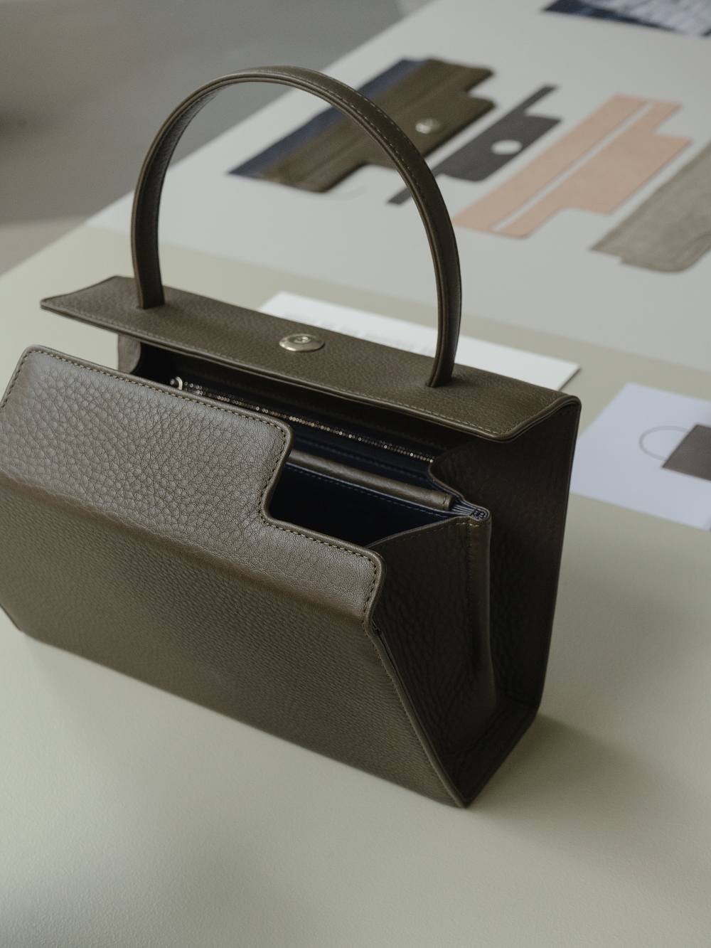 Eine Präsentation zur Handtasche 931, die im Jahre 1963 von Dieter Rams für seine Ehefrau Ingeborg entworfen wurde.
