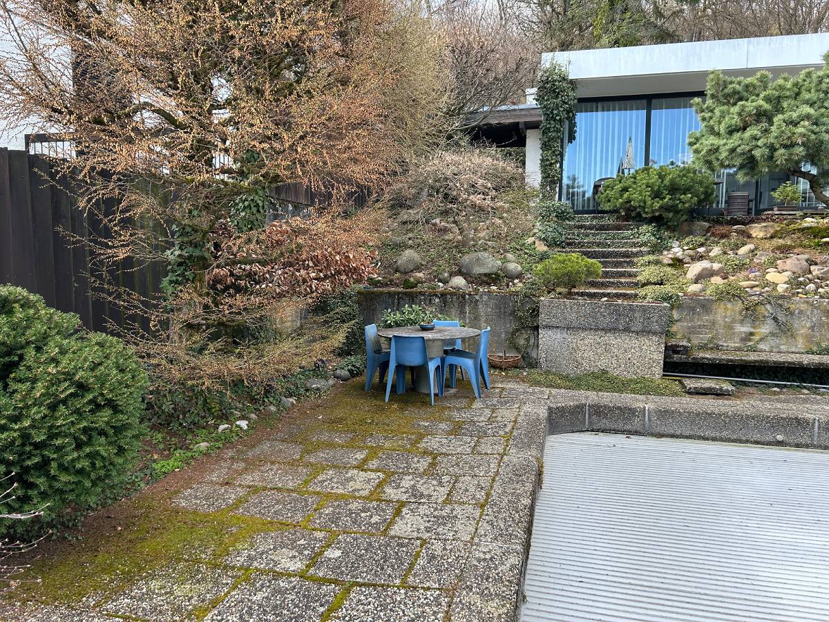 Seit dem Jahr des Einzugs gehören vier Bofinger-Stühle zum wohldurchdachten Bild des Rams-Gartens.