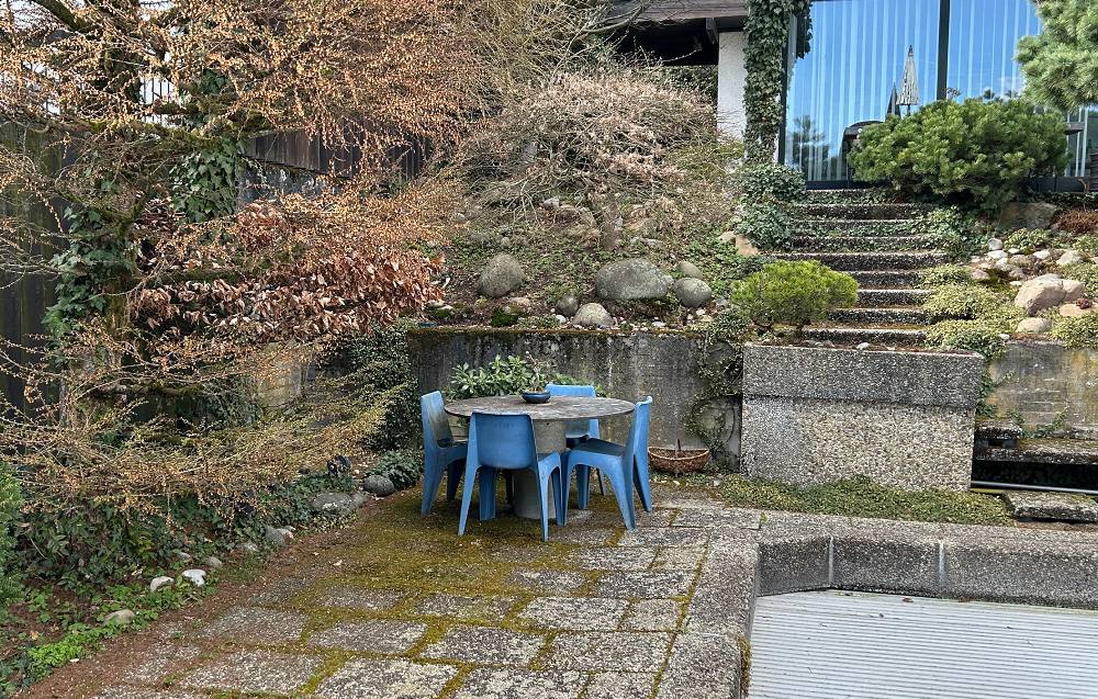 Seit dem Jahr des Einzugs gehören vier Bofinger-Stühle zum wohldurchdachten Bild des Rams-Gartens.