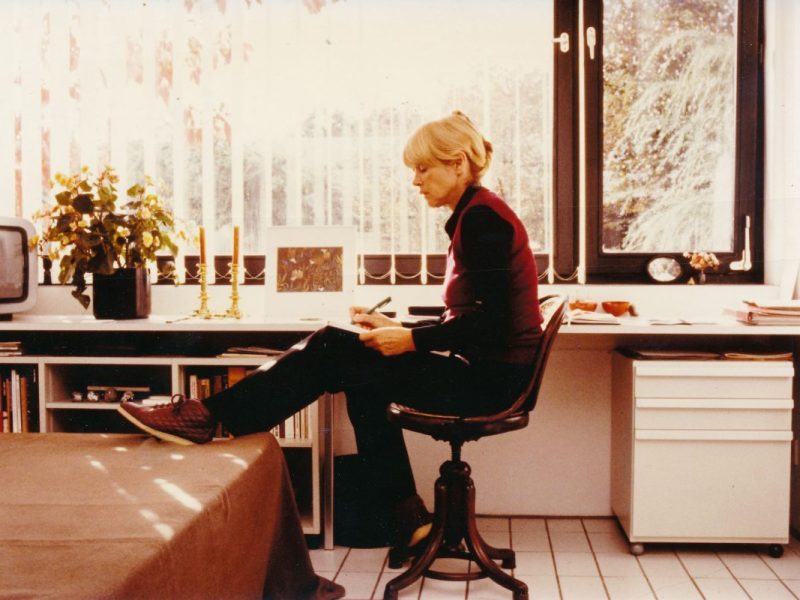 Ingeborg Rams im Wohnhaus in Kronberg, 1975, Foto: Marlene Schelle-Schneyder © rams foundation
