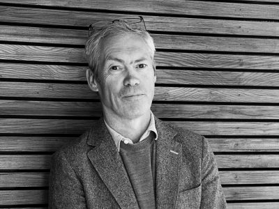 Jasper Morrison Portrait in front of a wooden wall