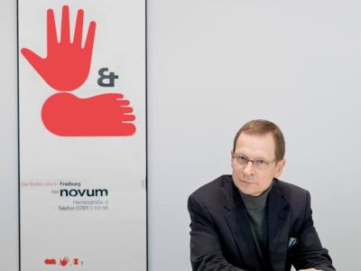 Mark Adams sitzt vor einem historischen Vitsœ-Plakat.